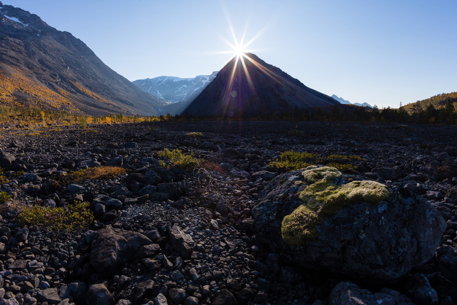 vallée glaciaire dans les Alpes de Lyngen, en Norvège, pendant un voyage photo en automne