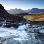 cascade dans les Alpes de Lyngen, durant un voyage photo en Norvège pendant la ruska en automne