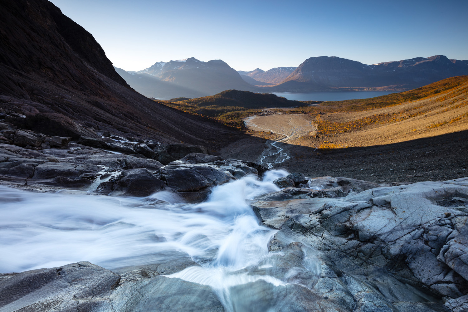 cascade dans les Alpes de Lyngen, durant un voyage photo en Norvège pendant la ruska en automne