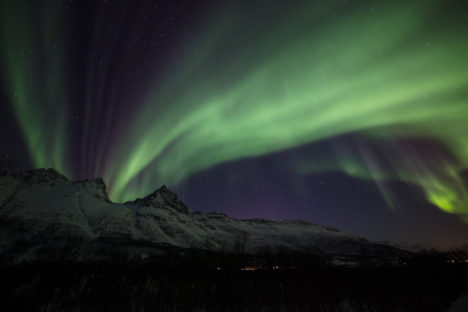 photo d'aurores boréales dans les Alpes de Lyngen, en Norvège