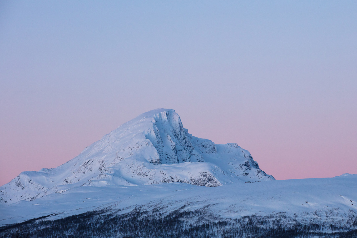 montagne enneigée en hiver, dans la région de Tromsø, en norvège