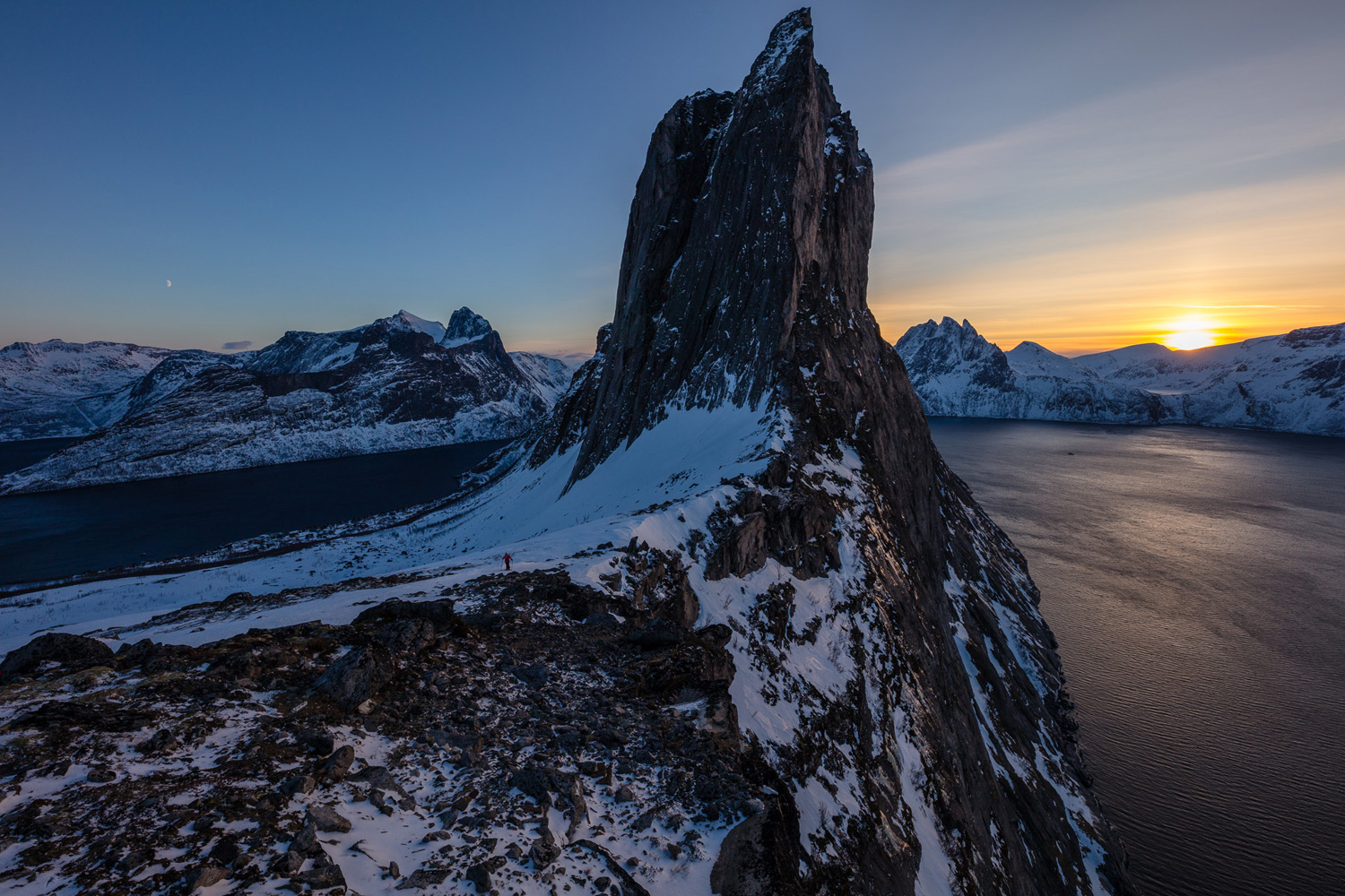 Montagne de Segla en fin d'après-midi dans l'île de Senja, en Norvège