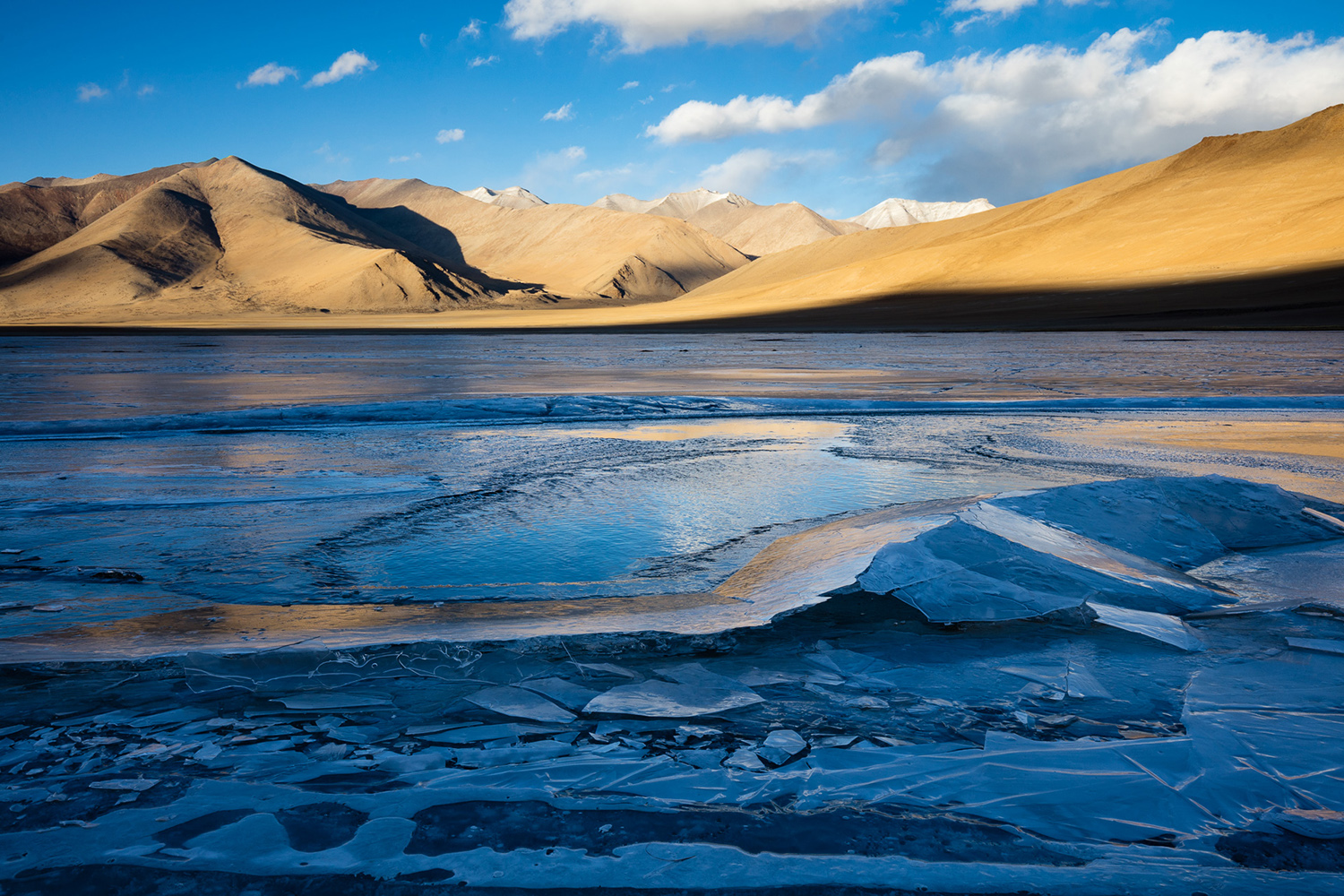 Glace sur le lac de Startsapuk, près du Tso Kar, pendant un voyage photo au Ladakh en hiver