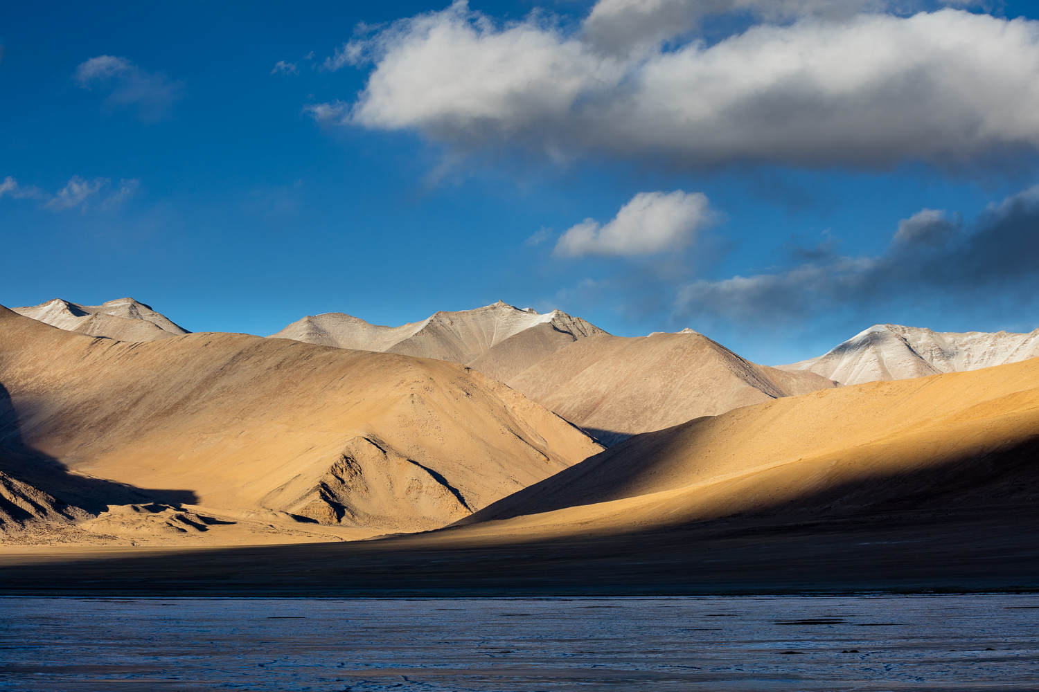 Lac gelé du Startsapuk Tso, dans la pleine du Tso Kar, dans le Chang Tang du Ladakh.