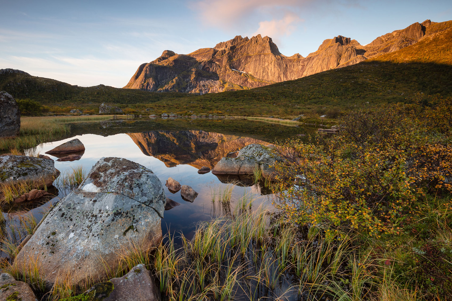 reflet des montagne dans un petit lac près de Nusfjord, lors d'un voyage photo en automne dans les îles Lofoten, en Norvège