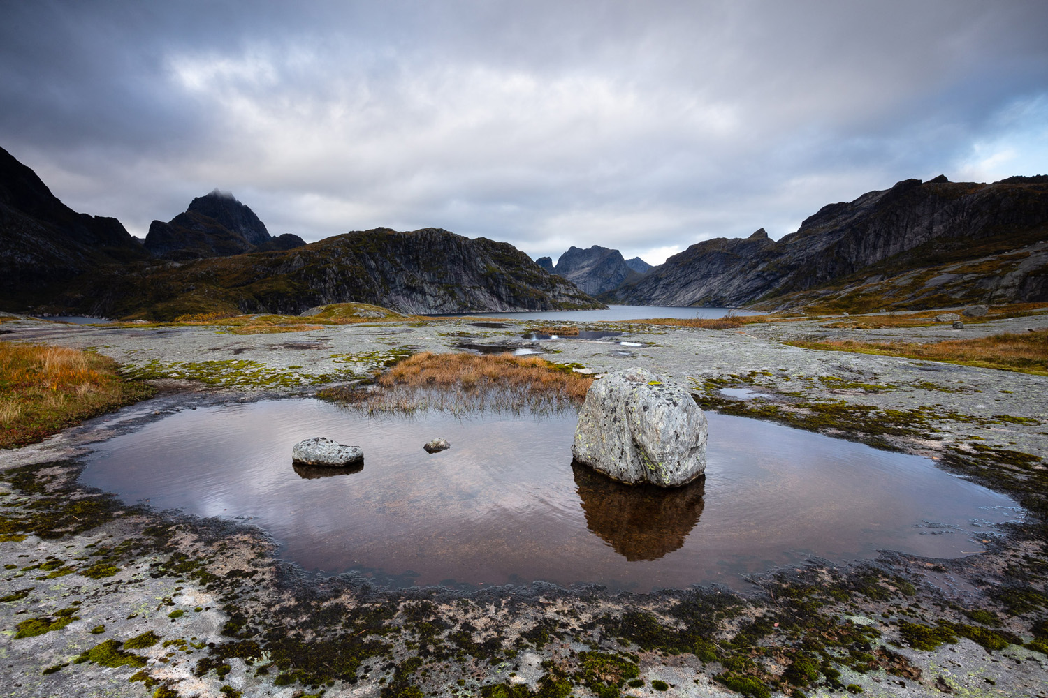 érosion glaciaire dans les îles lofoten, en Norvège, avec bloc erratique