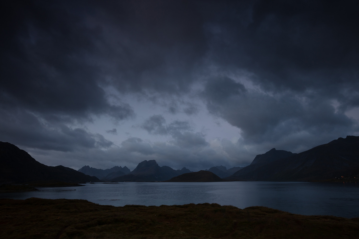 nuages de tempête dans les îles lofoten, lors d'un voyage photo en automne en Norvège