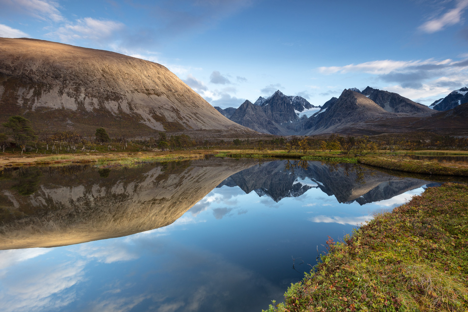 photo des Alpes de Lyngen en automne, avec un reflet dans un lac