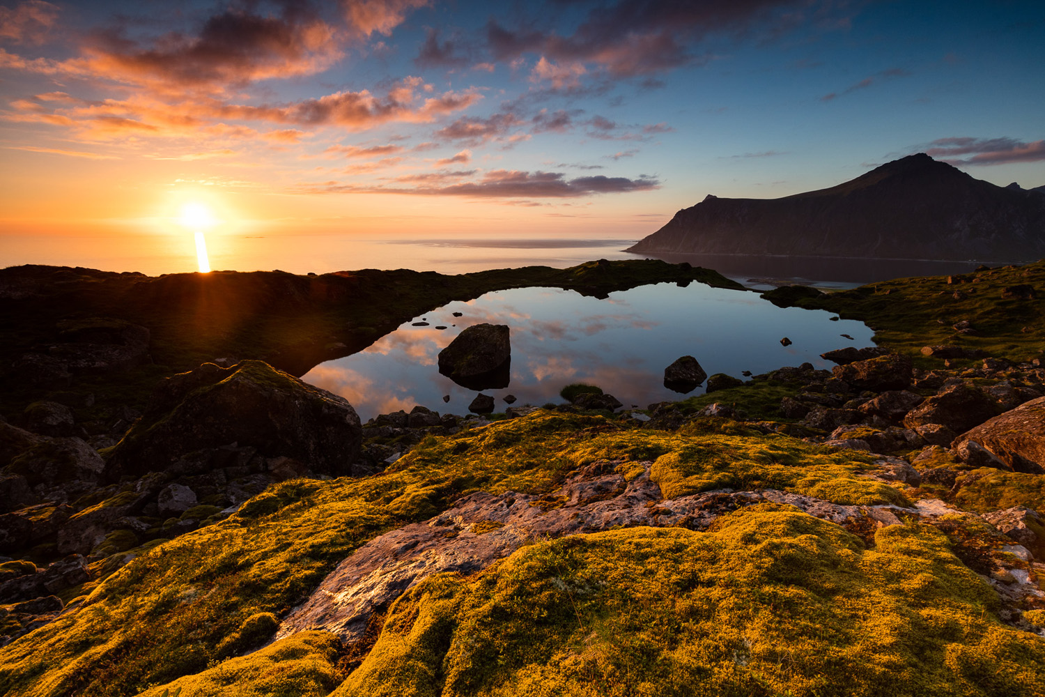 Petit lac et soleil de minuit dans les îles lofoten, en norvège, en été