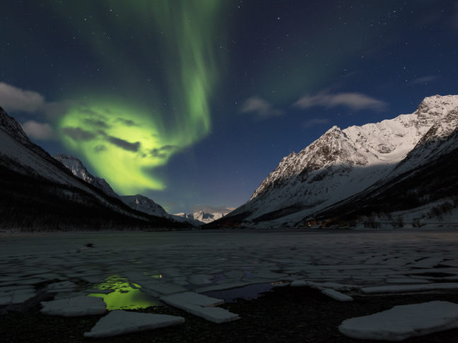 aurore boréale dans les Alpes de Lyngen, près de tromsø, en Norvège
