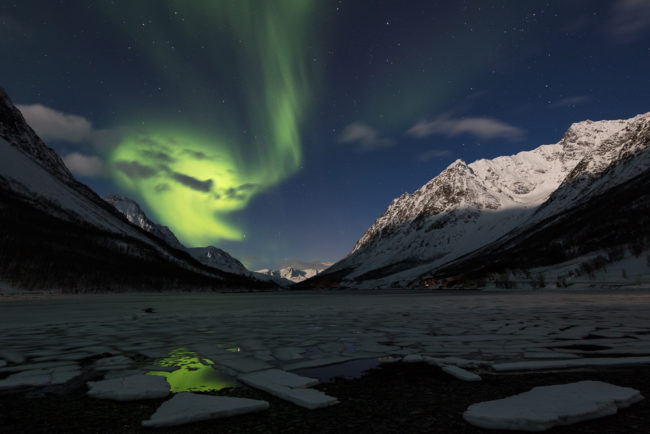 aurore boréale dans les Alpes de Lyngen, près de tromsø, en Norvège