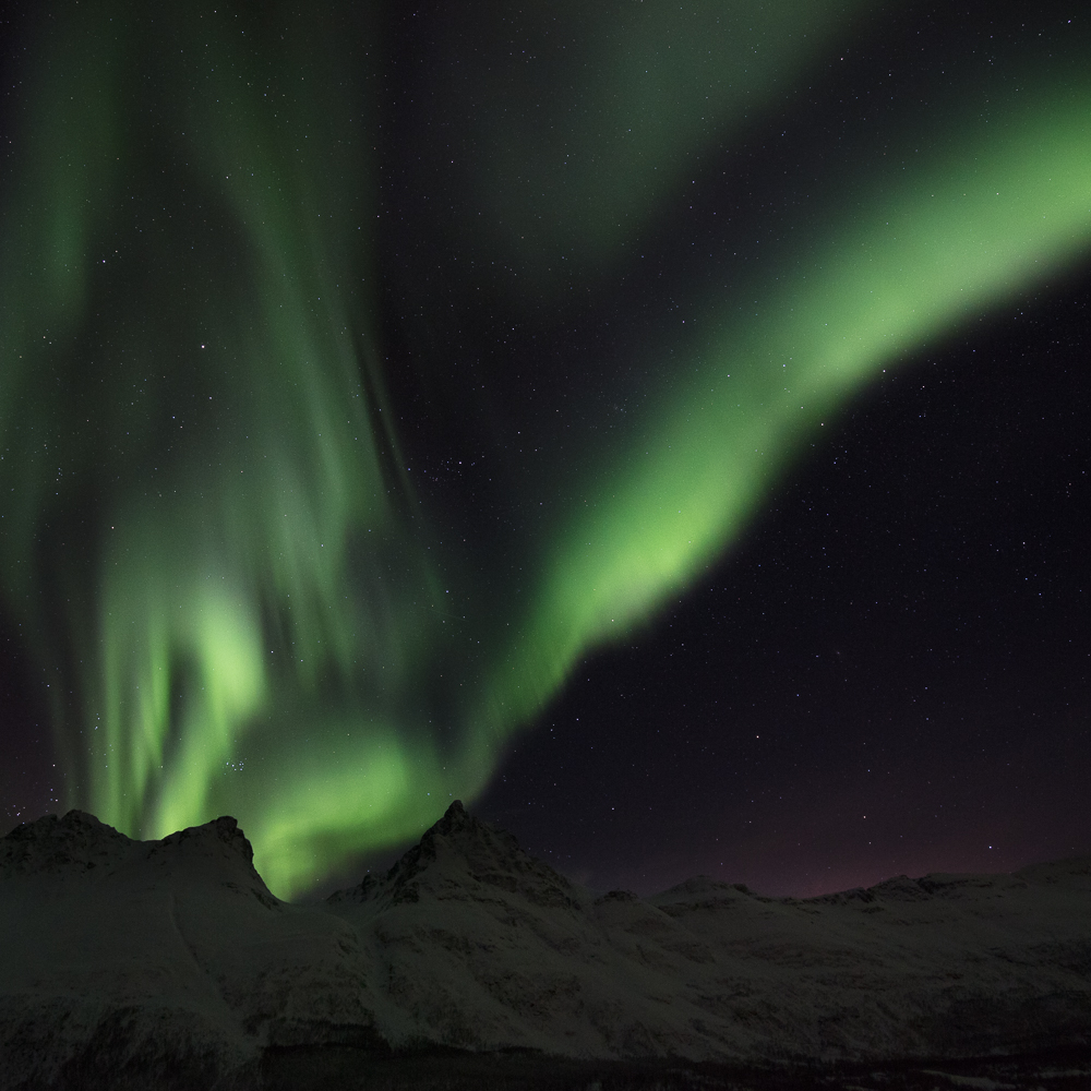 aurores boréales dans les Alpes de Lyngen, près de Tromsø, en Norvège