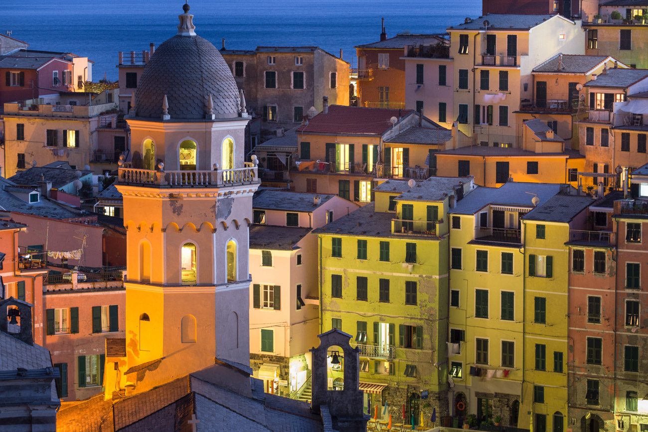 Heure bleue dans les Cinque Terre, Italie