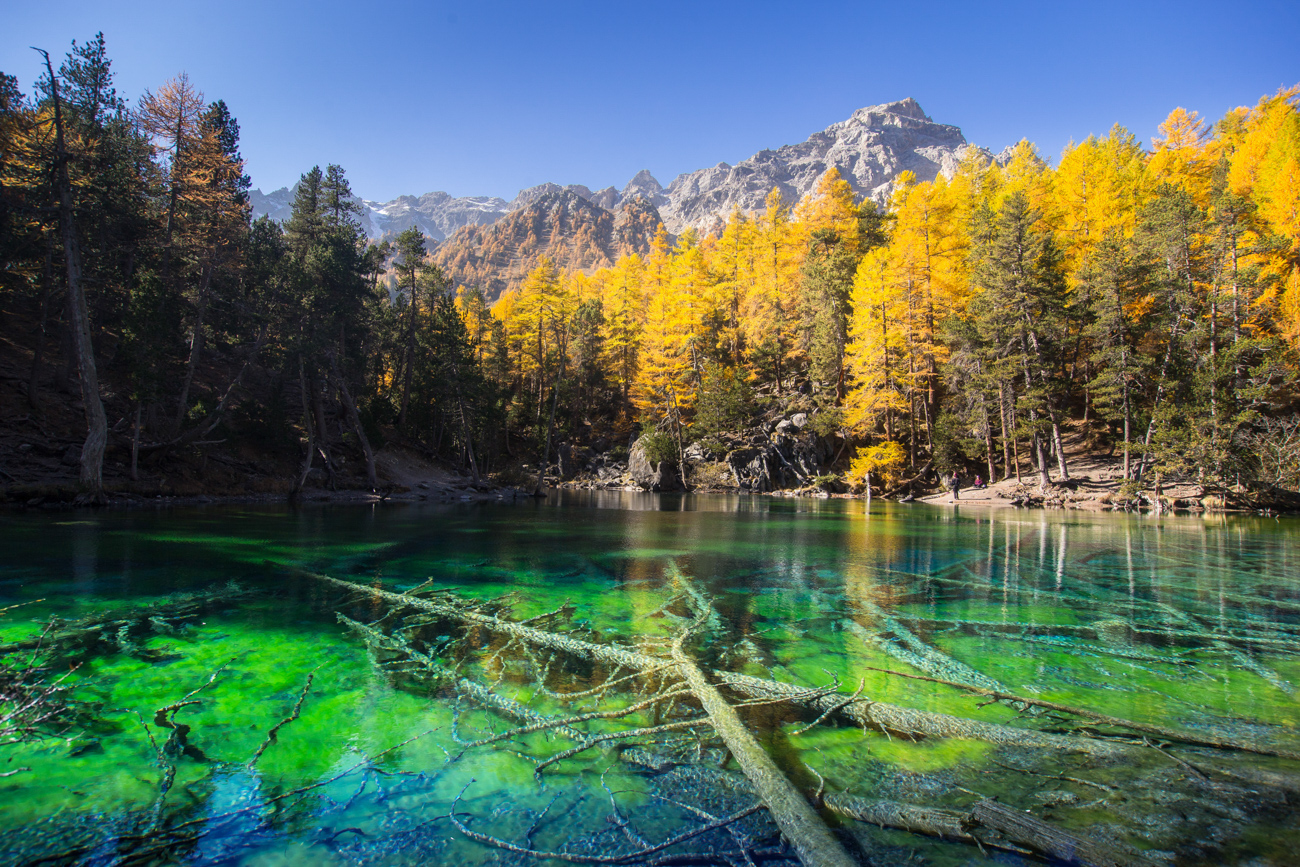 Le lac vert italien au grand angle