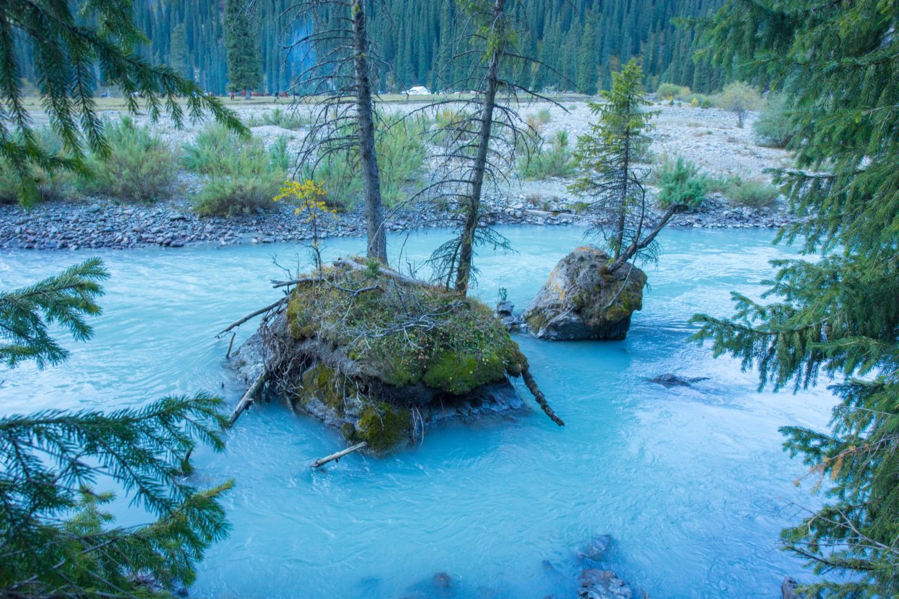 Cours d'eau dans la vallée de Karakol