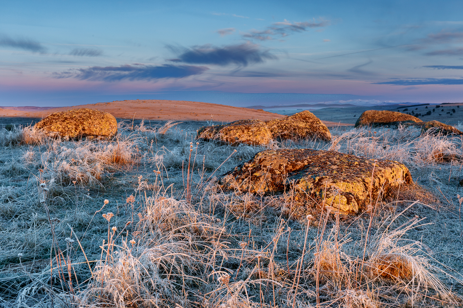 Lever de soleil hivernal en Aubrac pendant un stage photo