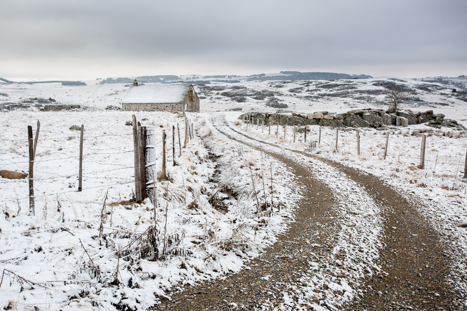 buron et chemin sous la neige en Aubrac pendant un stage photo