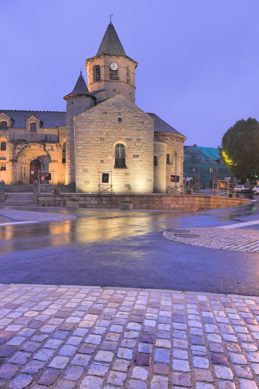 église de Nasbinals à l'heure bleue