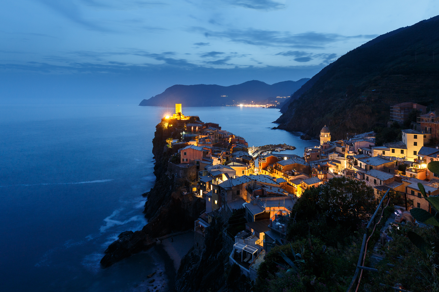 heure bleue au coucher sur Vernazza, voyage photo cinq terres