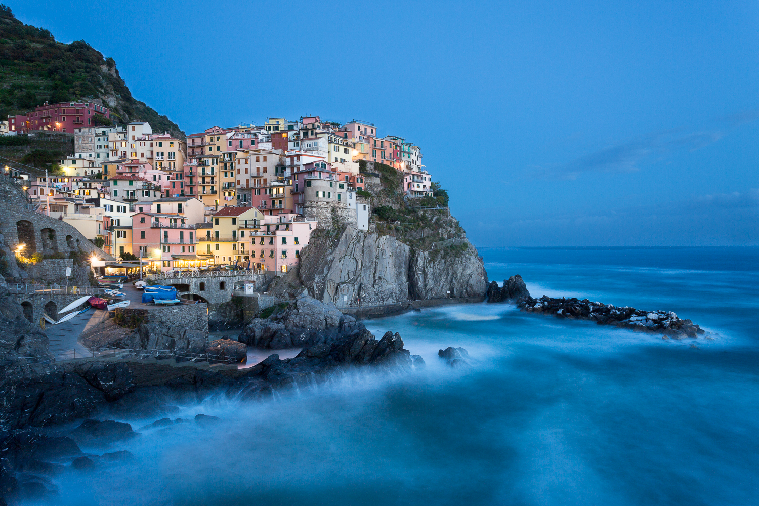 heure bleue sur Manarola, photo en pose longue sur la mer dans les Cinque Terre