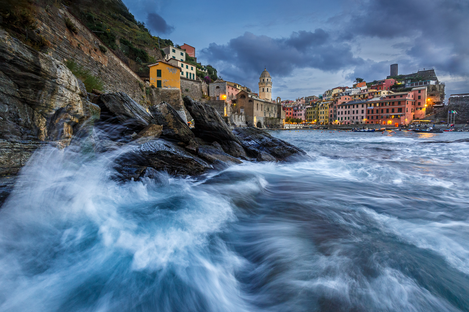 photo de mer en pose lente, heure bleue sur la mer à Vernazza, Cinque terre