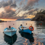 barques au coucher du soleil pendant un voyage photo dans les Cinque Terre