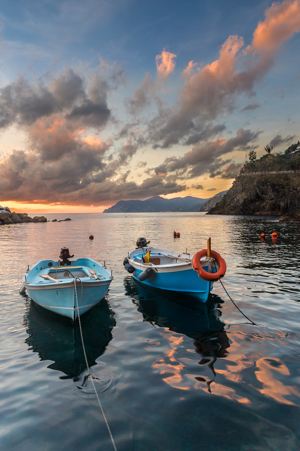 barques au coucher du soleil pendant un voyage photo dans les Cinque Terre