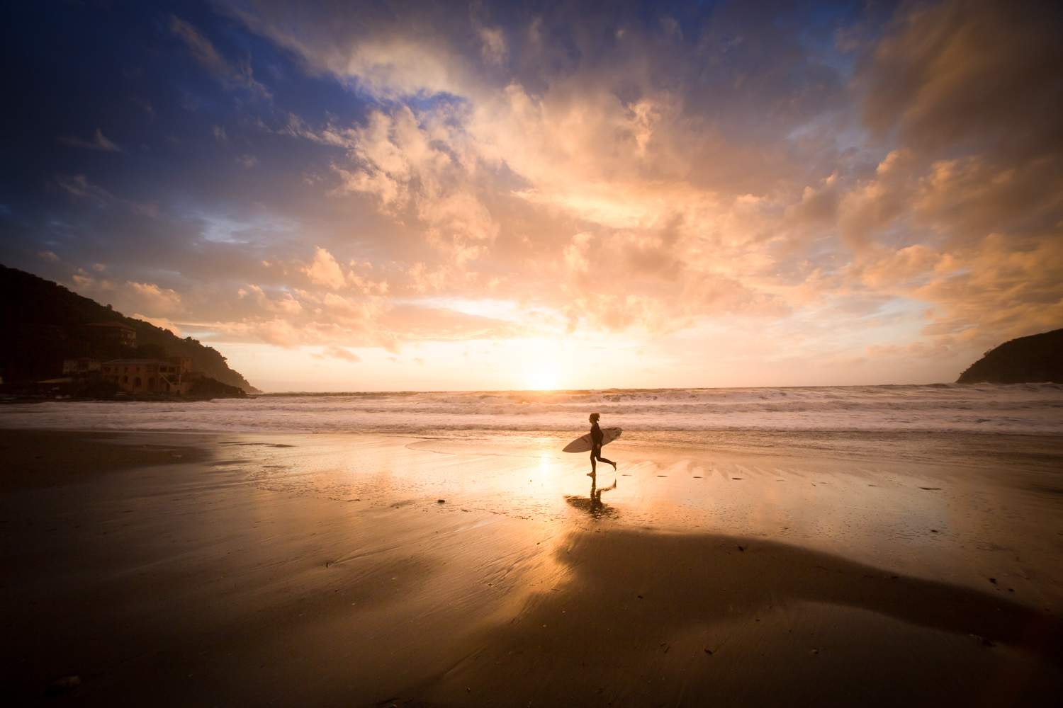 Surfeuse au crépuscule dans les 5 terres