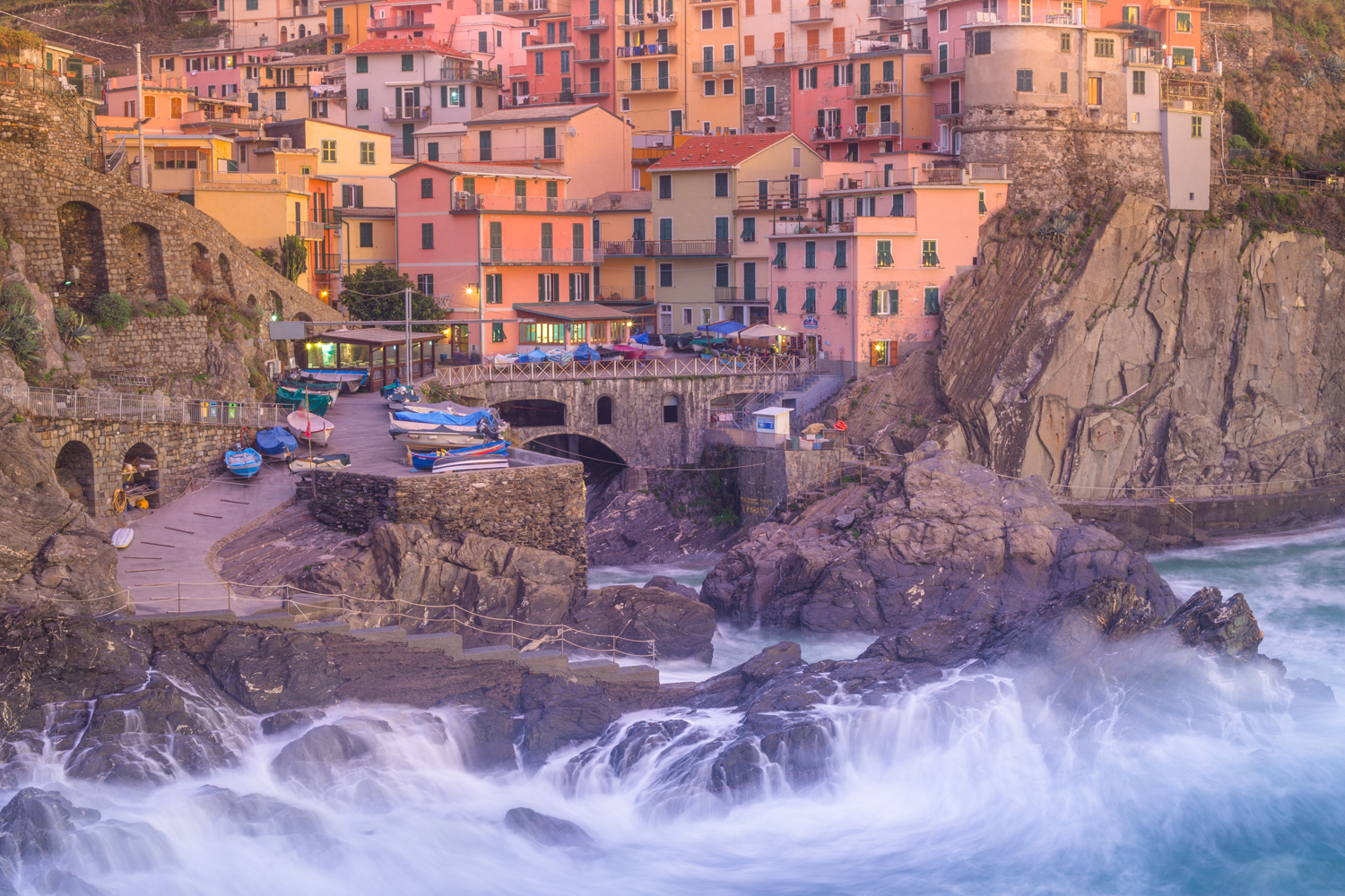 Manarola dans les vagues