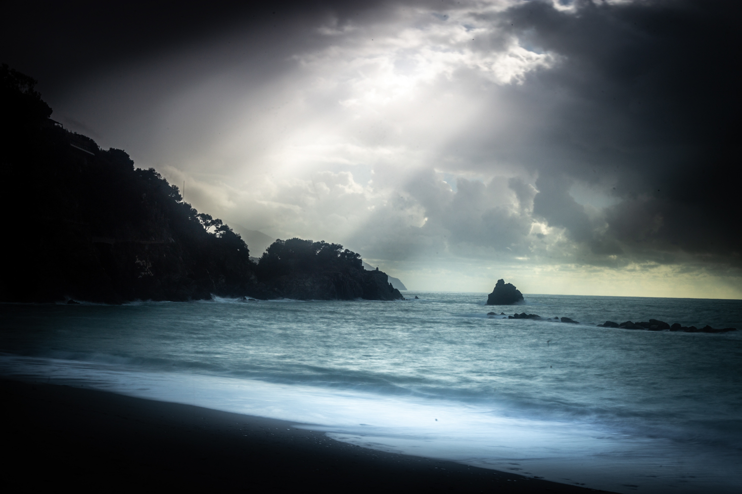 Rayons divins sur la plage de Monterosso