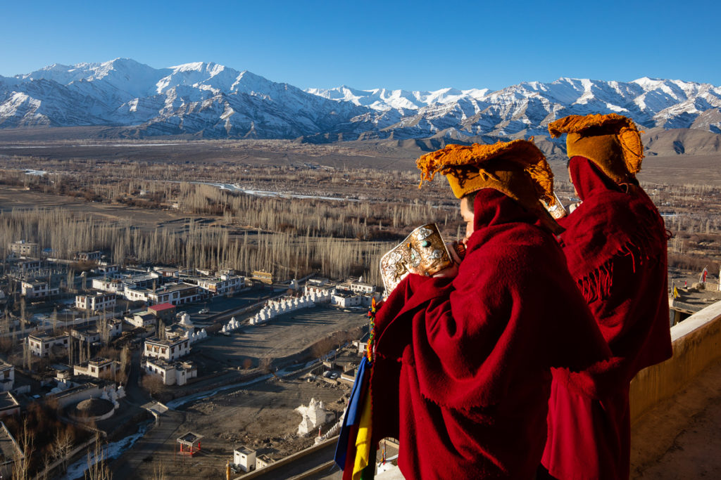 Puja, prière matinale au monastère de la Tiksey gompa, en voyage photo au Ladakh