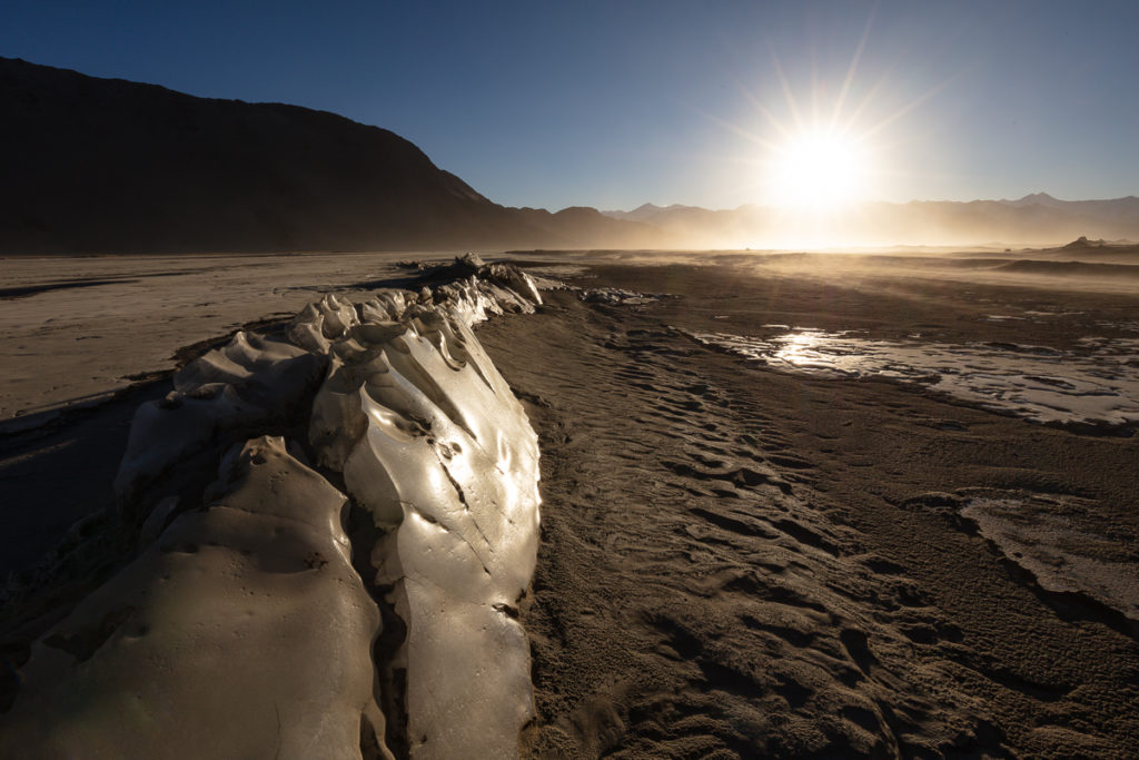 glace sur l'Indus gelé en hiver dans le Chang Tang, en voyage photo au Ladakh, à la recherche du chat de Pallas