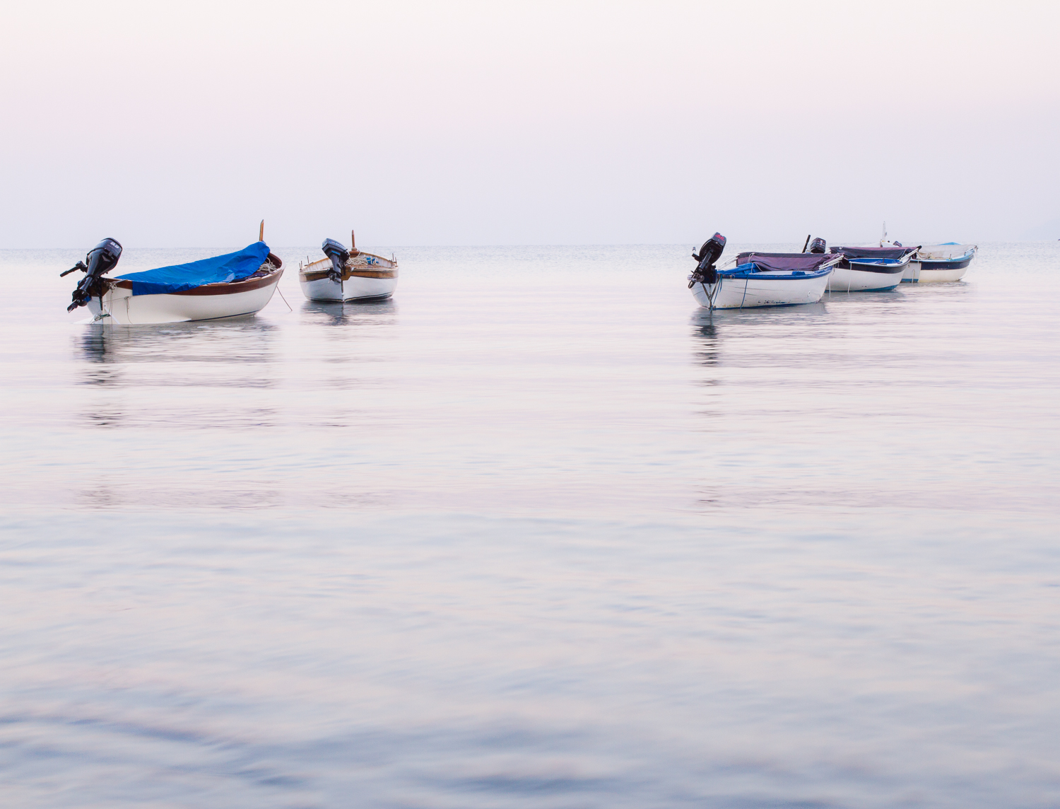 les barques au lever du jour dans un port des Cinque Terre