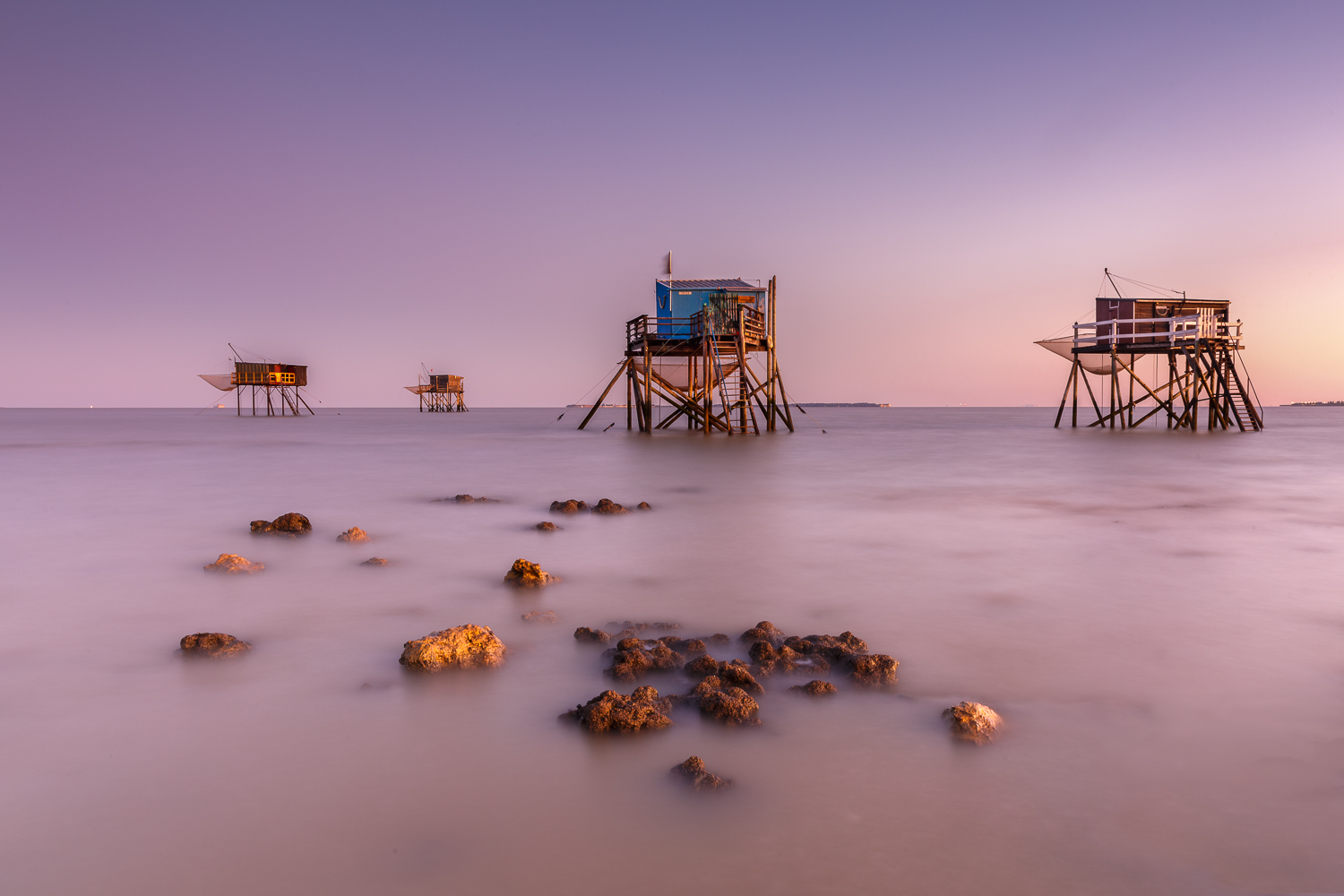 lever de soleil sur carrelets à marée montante, photo de mer, pose longue à l'île Madame