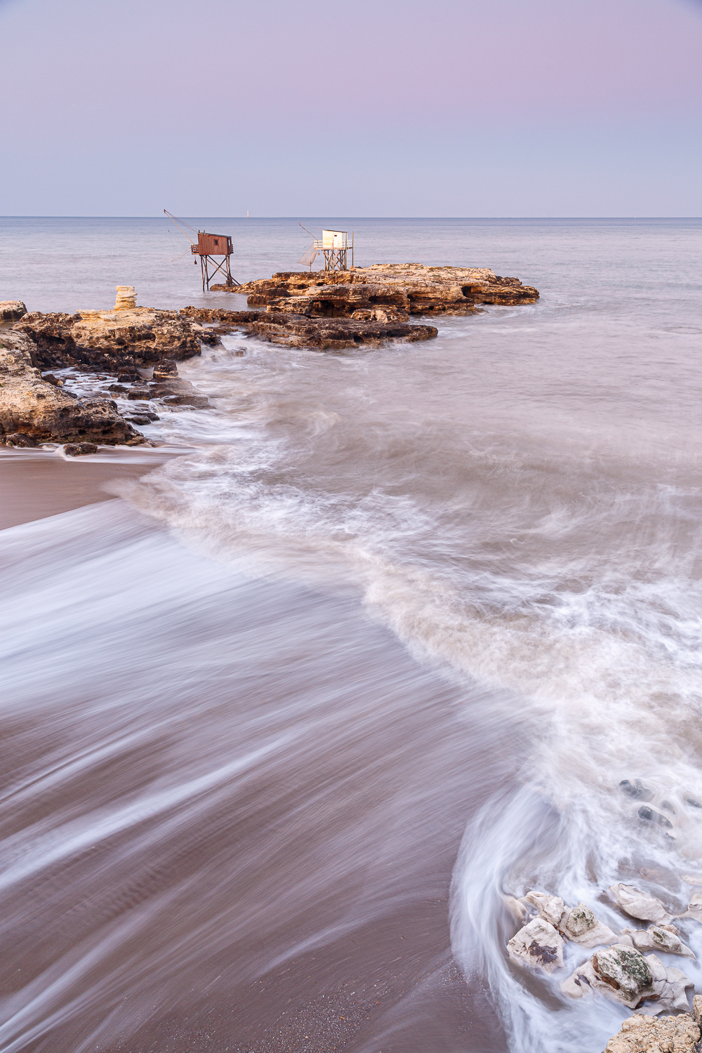 seascape et douceur du matin, carrelets et vagues, paysage de mer