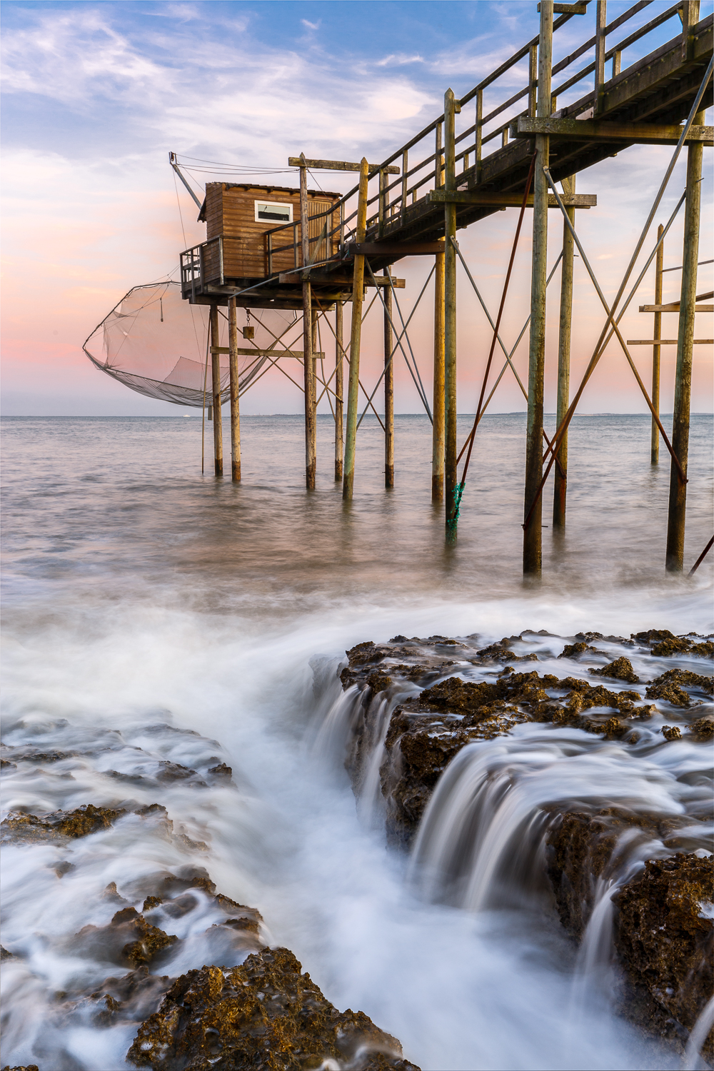 lumières du couchant sur carrelets, pose longue sur vagues, St-Palais sur Mer