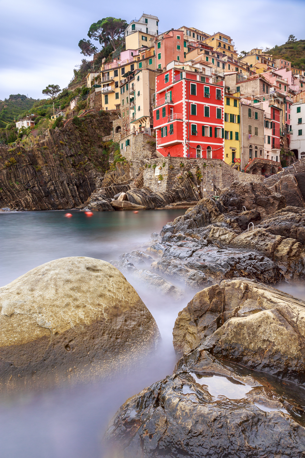 photo en pose longue sur la mer dans un village des Cinque Terre