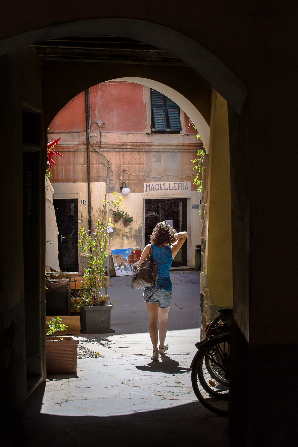photo de rue dans les ruelles de Monterosso dans les Cinque Terre