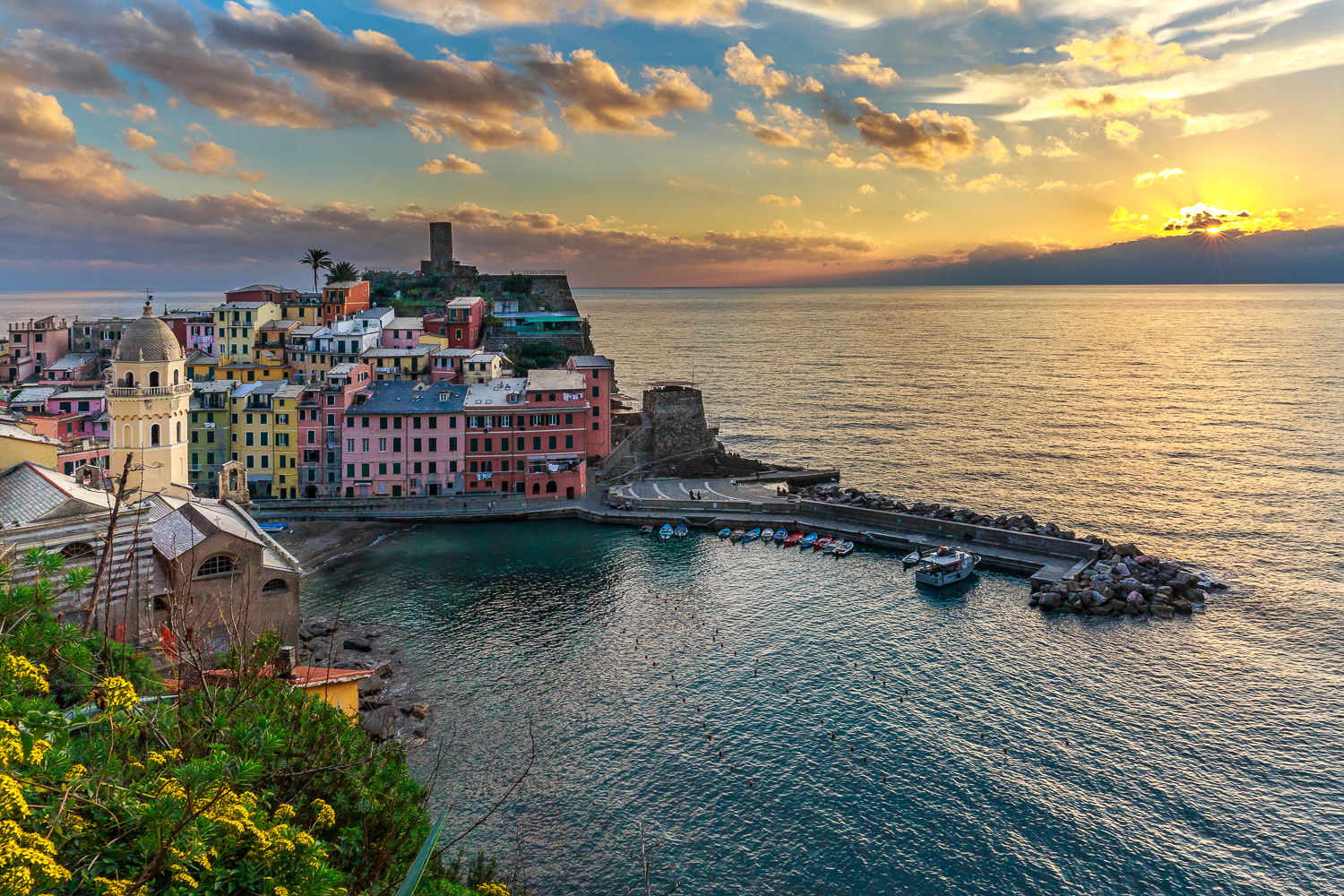 coucher du soleil sur un village des Cinque Terre, pendant un voyage photo