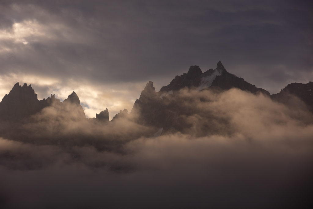 Aiguille du Plan déchirant la brume, à l'aube, lors du stage photo Un balcon sur le Mont Blanc