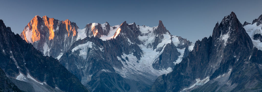 Premiers rayons du soleil sur les Grandes Jorasses, stage photo Un balcon sur le Mont Blanc