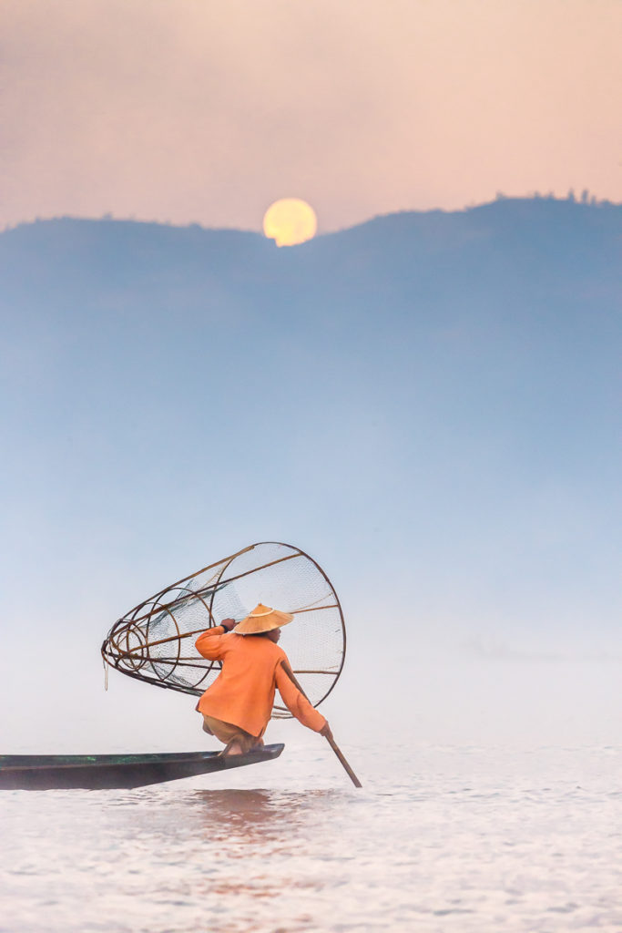 photo de coucher de pleine lune en Birmanie