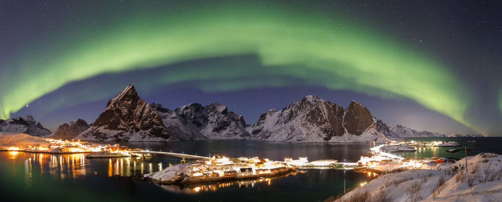 aurores boréales au-dessus de Reine, photographiée pendant un voyage photo aux Lofoten, en Norvège