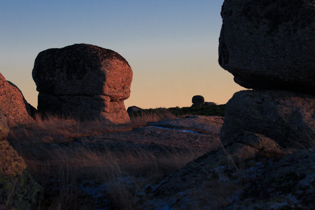 chaos de blocs en Aubrac au coucher du soleil